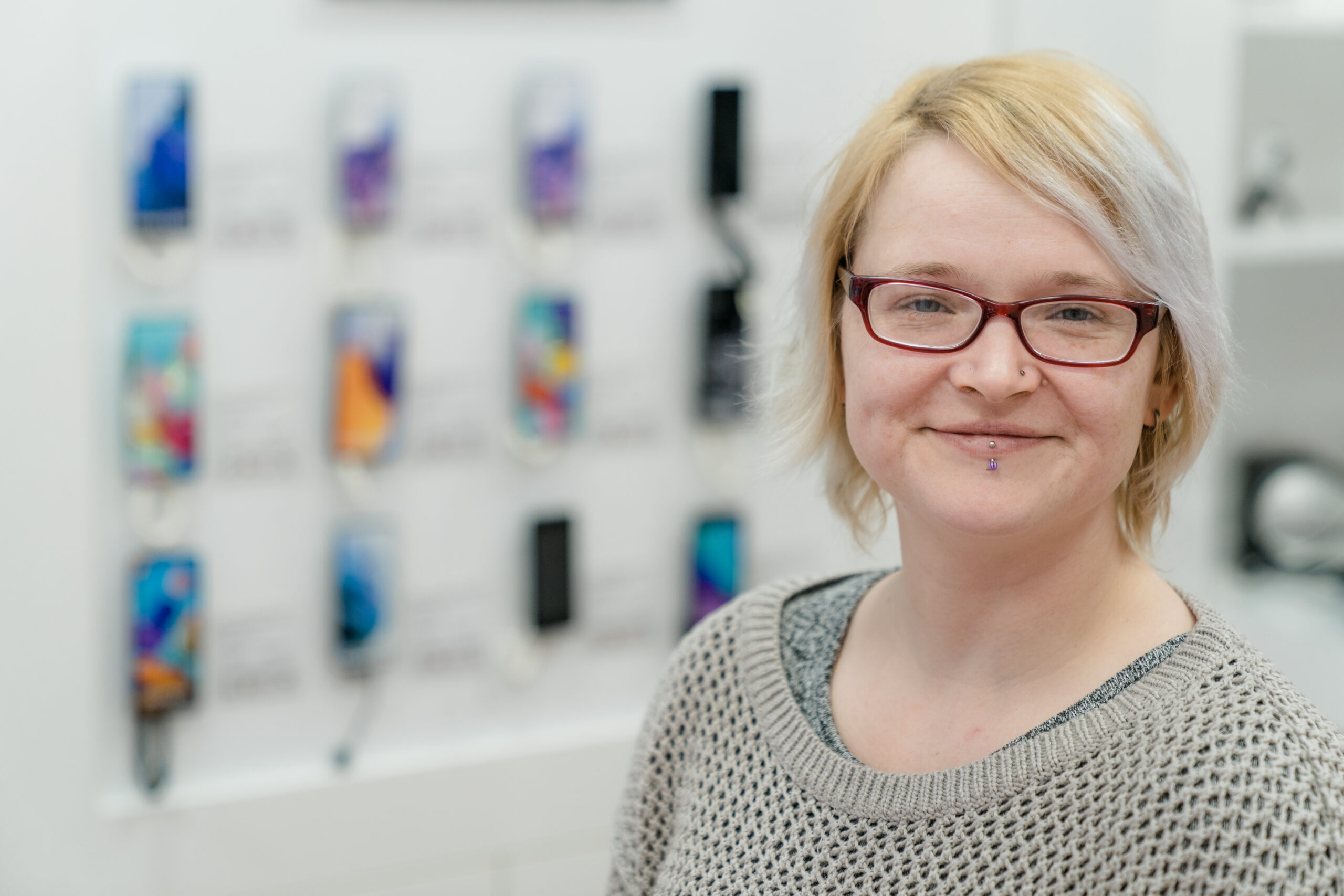 Dominique Borowski berät im Shop Wittenberge